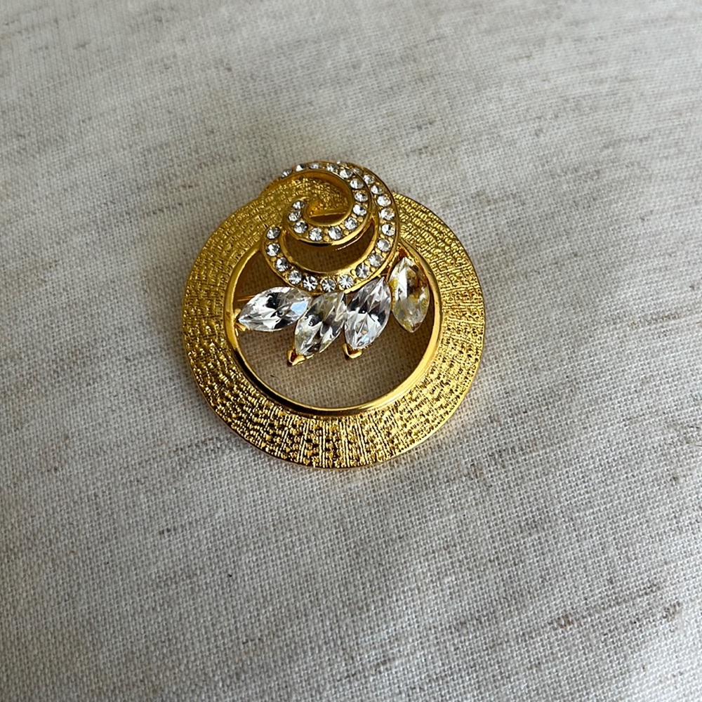Beautiful new, no tags, Golden Circle rhinestones brooch